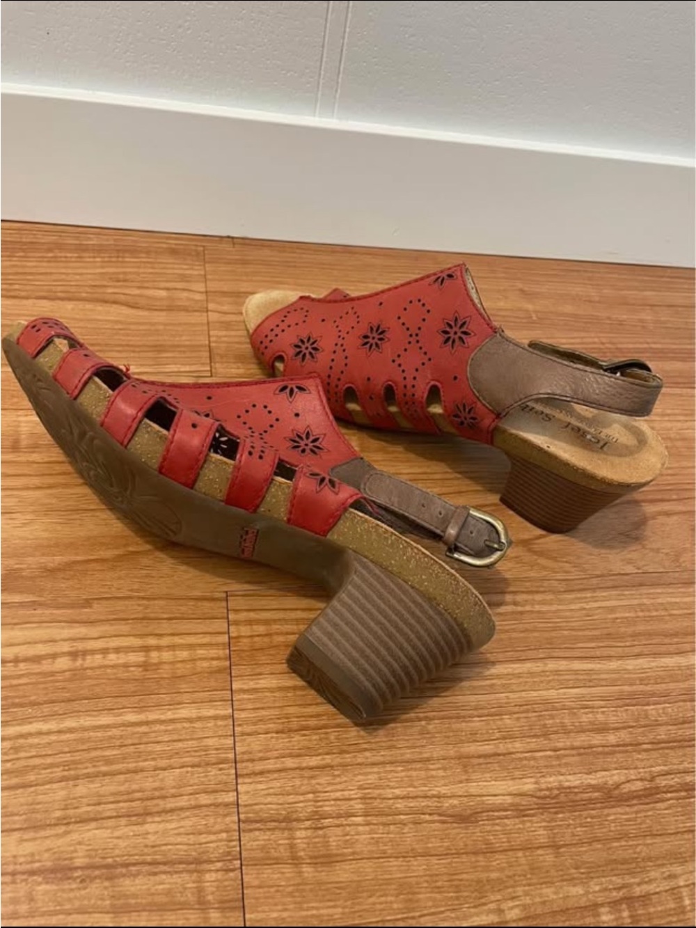 Josef Seibel Size 8 Red Floral Cutout Low Heel Sandals - Picture 7 of 7